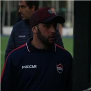 Profesor de educación física imparte clases de natación de todos los niveles